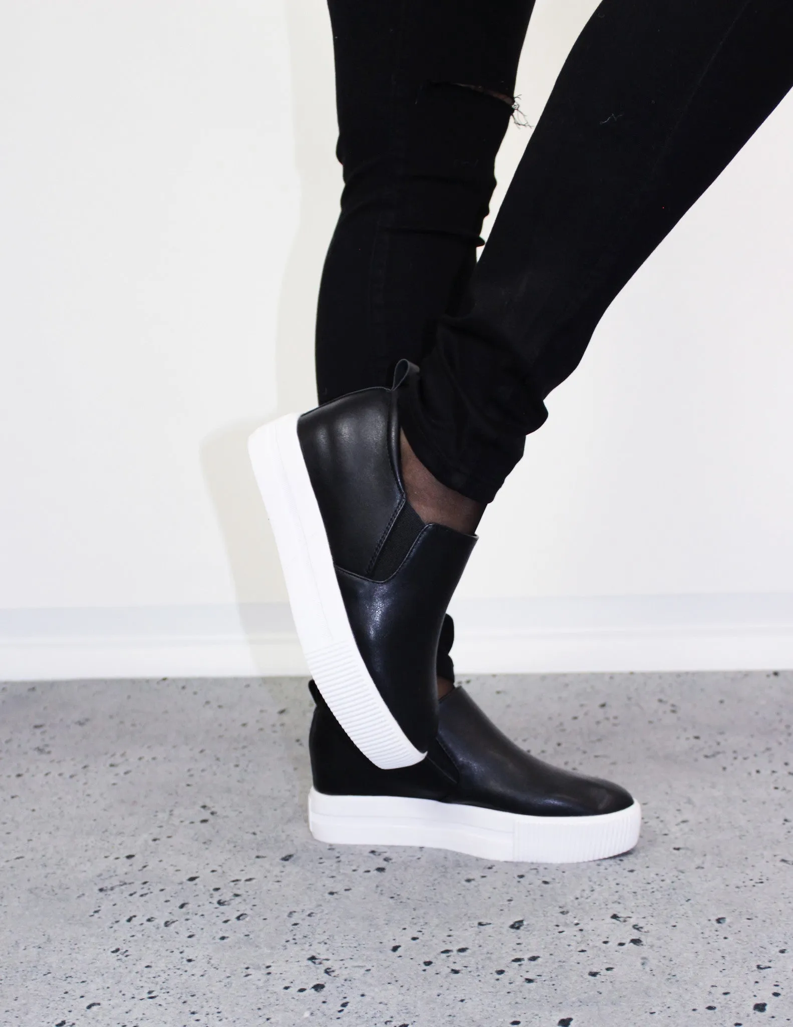 MUSTA SNEAKERS